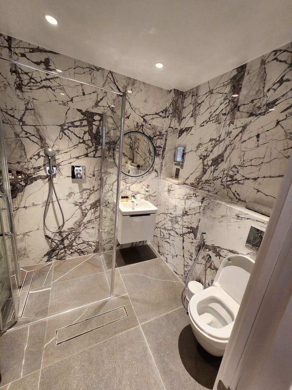 Junior Double Room | Bathroom | Shower, free toiletries, hair dryer, bathrobes