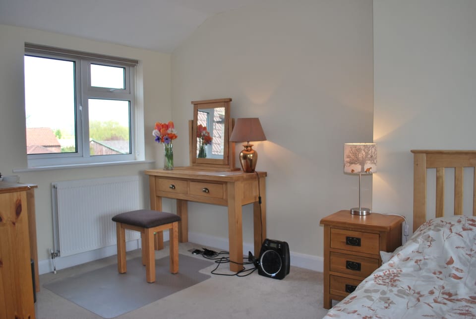 Luxury Queen 1 | Laptop workspace, blackout drapes, WiFi (free), bed sheets