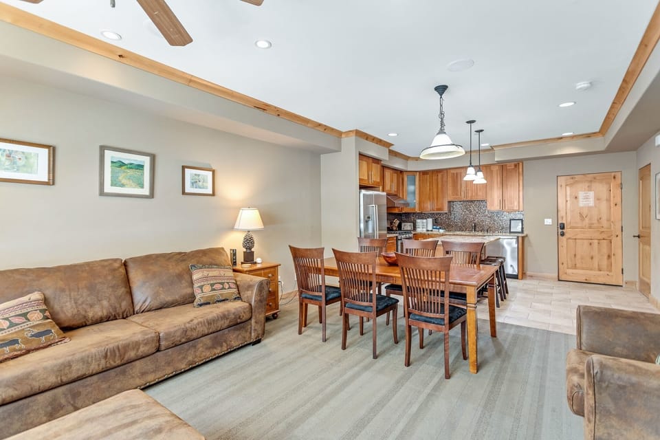 Condo, 2 Bedrooms | Living room | Smart TV, fireplace