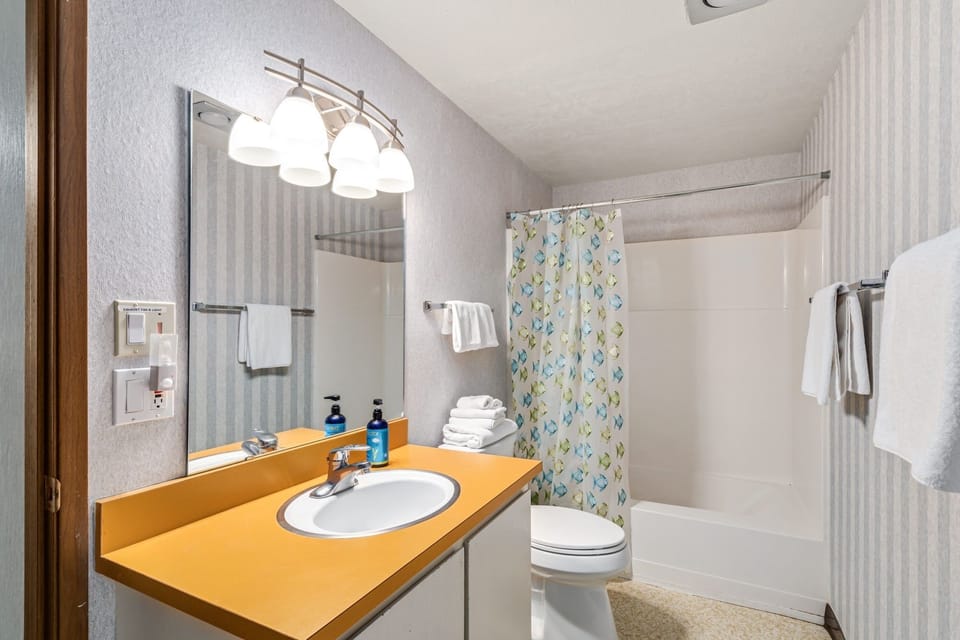 Sunny, Spacious & Pet Friendly - Creekside #39 by Bear Valley Vacation Rentals Apartment in Bear Valley