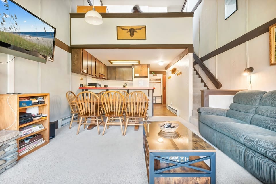 Condo, 2 Bedrooms | Living room | Smart TV