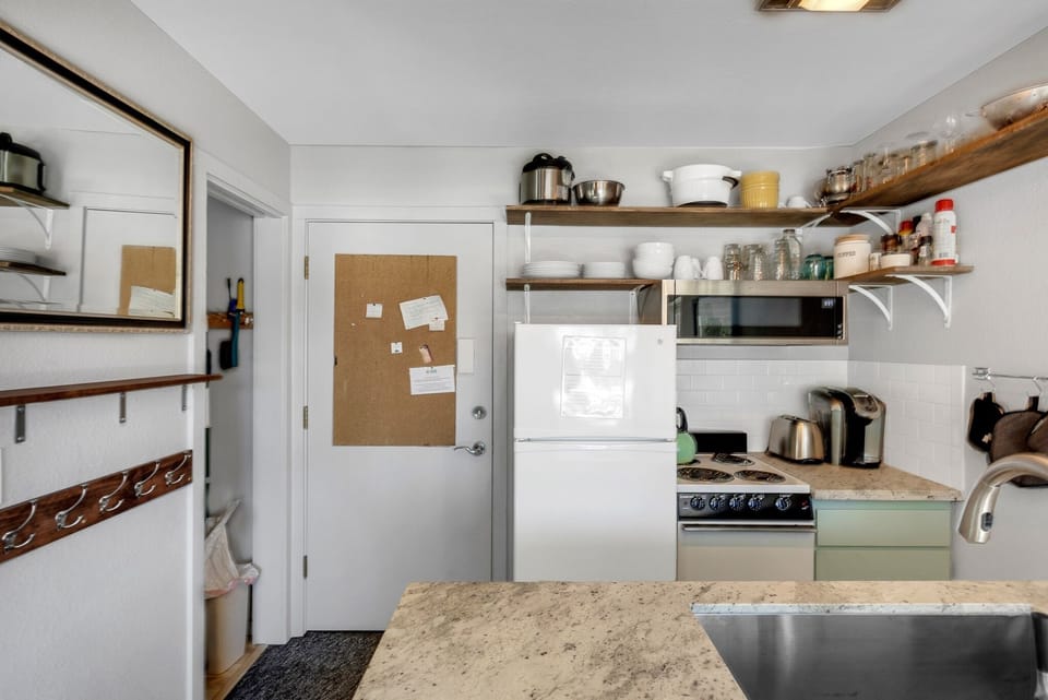 Condo, 2 Bedrooms | Private kitchen | Fridge, oven, coffee/tea maker, toaster