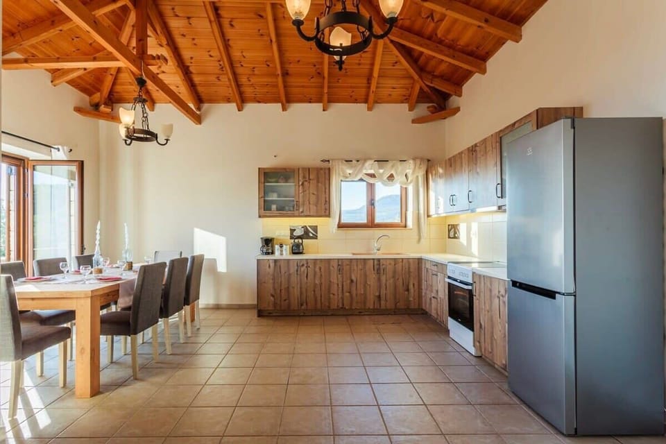 Kitchen and dining area.