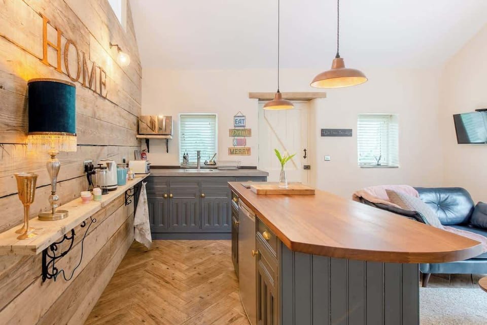 Fantastic kitchen area with kitchen island