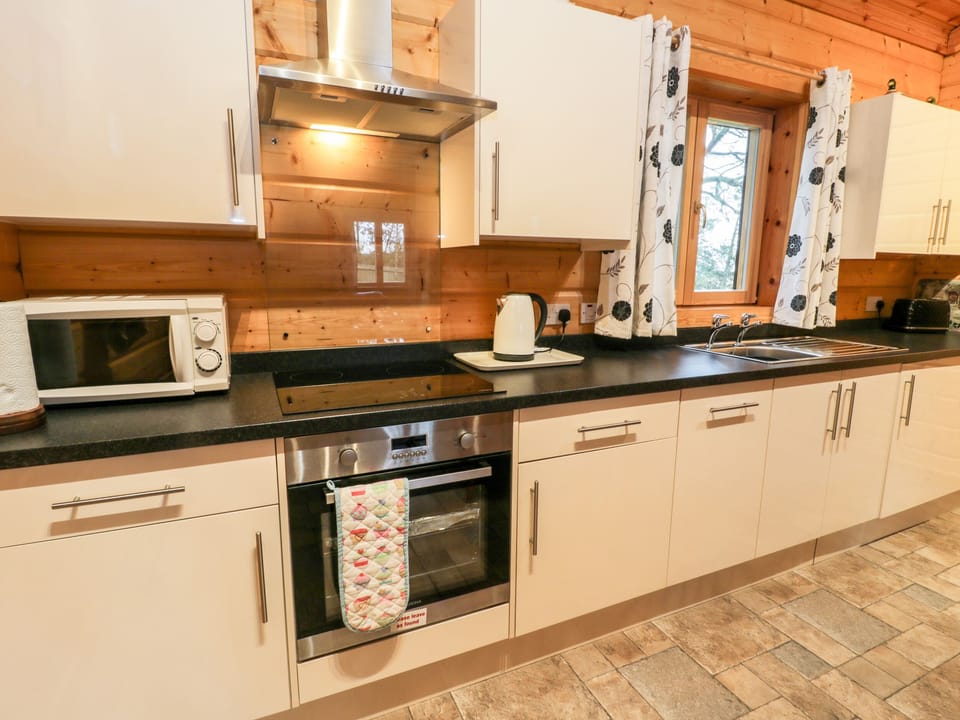 Cottage | Private kitchen | Fridge, microwave, dishwasher, electric kettle