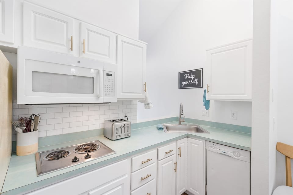 Kitchen with Toaster/ grill/ oven/ dishwasher