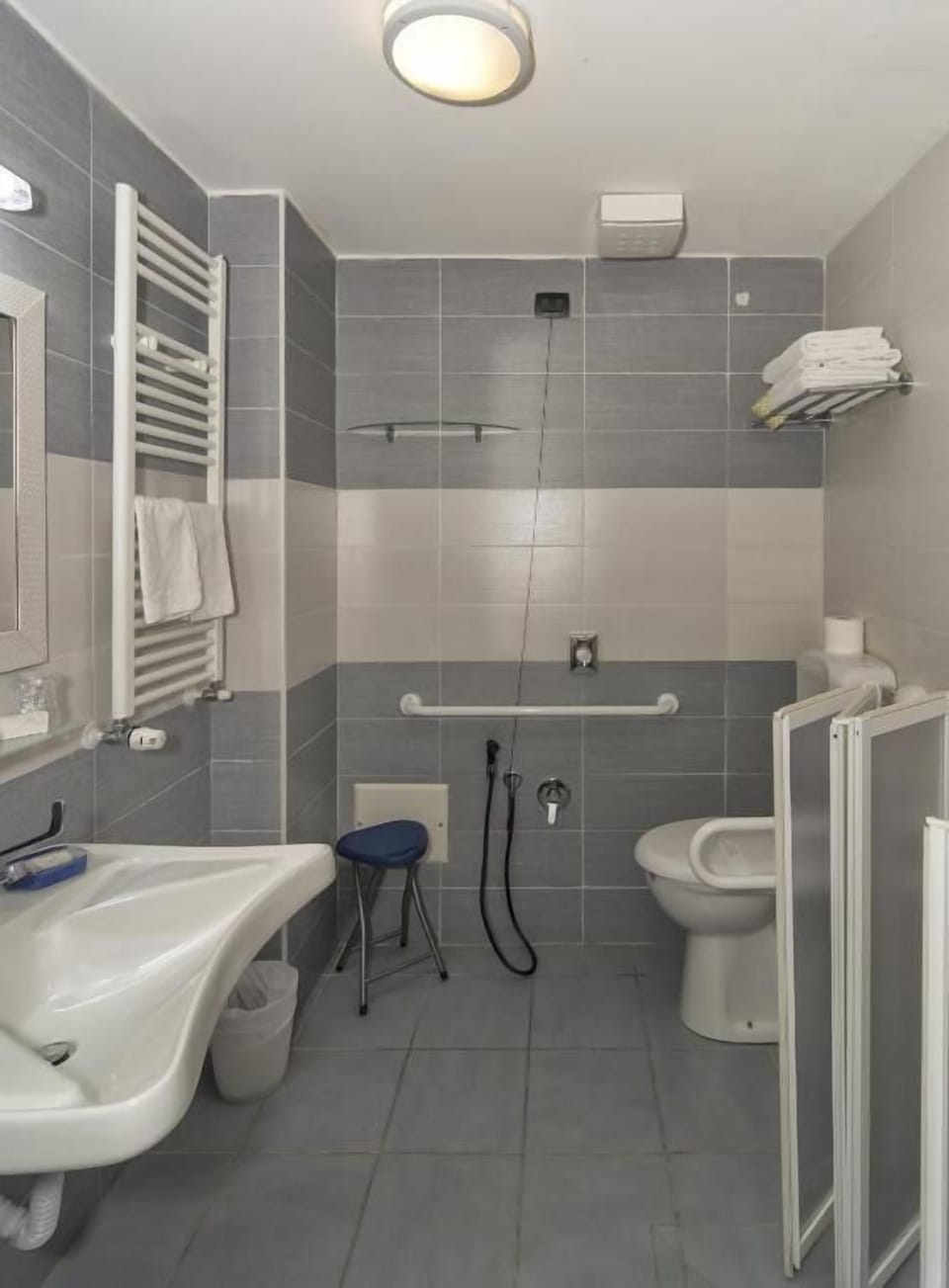 Basic Double or Twin Room | Bathroom | Shower, free toiletries, hair dryer, towels