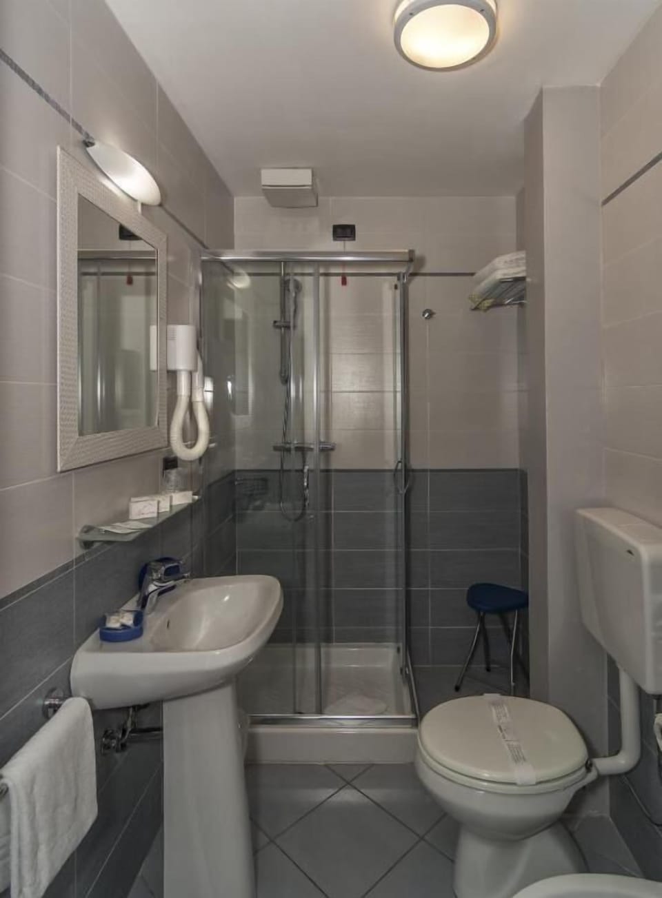 Standard Double or Twin Room | Bathroom | Shower, free toiletries, hair dryer, towels