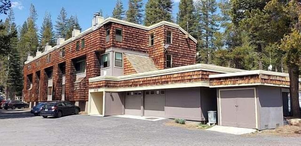 Building, Transportation, Tree, House, Vegetation