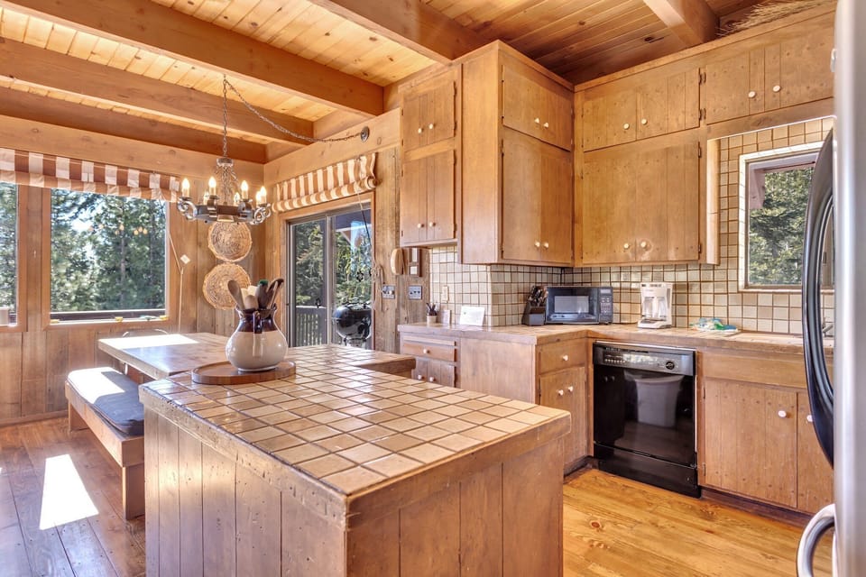 Island for preparing food  - convienent and open