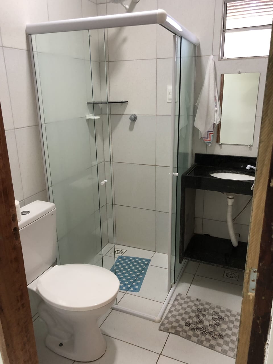 Family Room | Bathroom | Shower, rainfall showerhead, bidet, towels