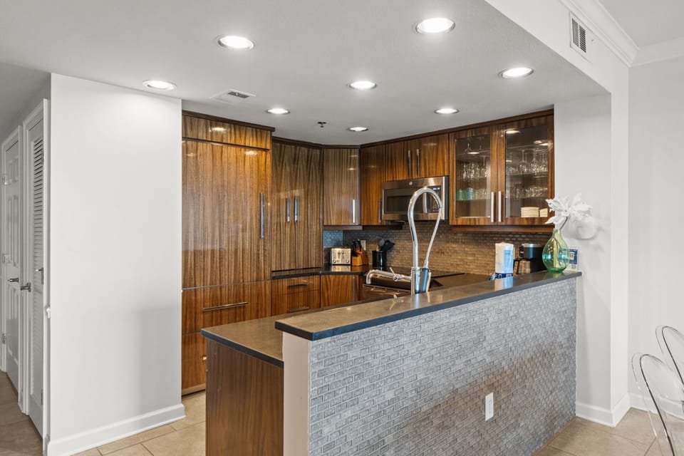 Condo, 3 Bedrooms, Sea View (508) | Private kitchen | Full-size fridge, microwave, oven, stovetop