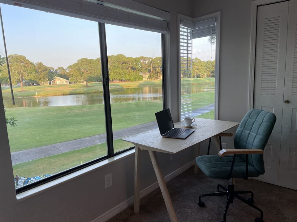 - Scenic work desk with wide views of the golf course - Bright morning light filling the room with calm energy - A perfect workspace offering relaxation and focus here