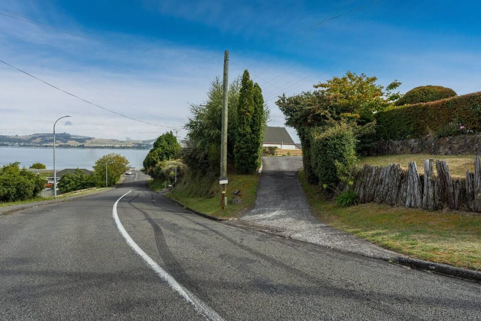 Shared driveway leading to the property, Access only possible from driving down the road towards the lake, impossible to turn left into driveway