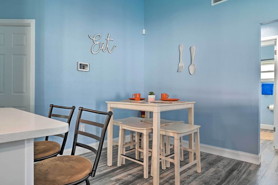 Dining | Breakfast Table & Breakfast Bar w/ Additional Seating