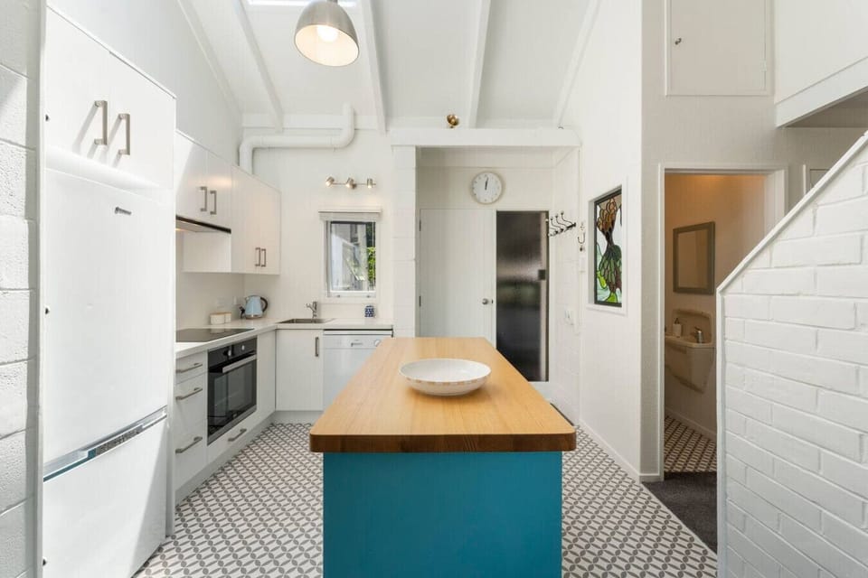 Full kitchen, with dishwasher
