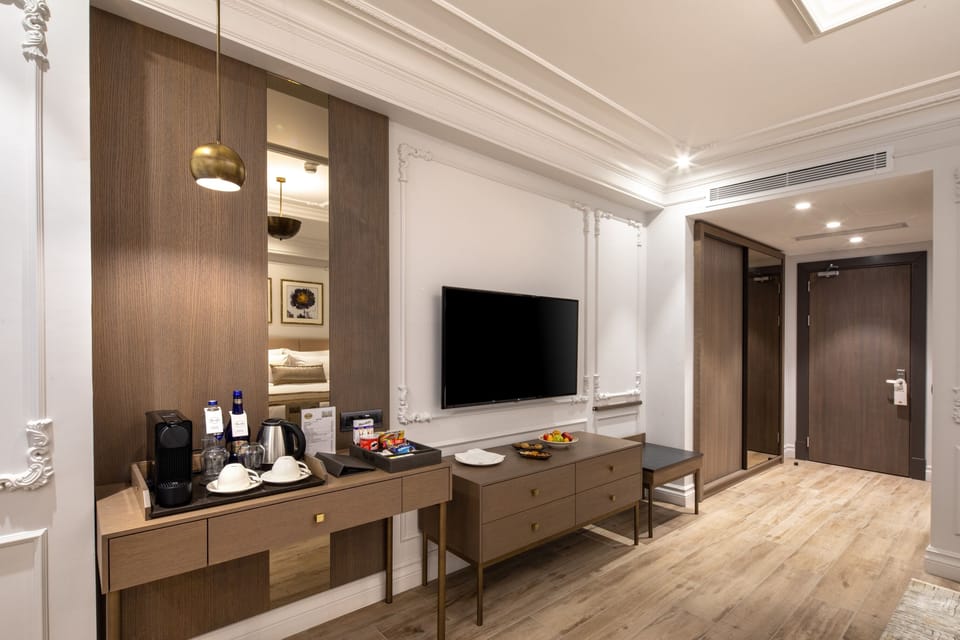 Deluxe Street View Room | Premium bedding, minibar, in-room safe, desk