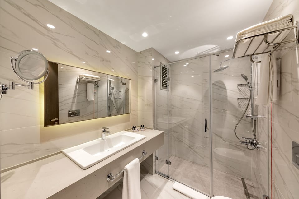 Shower, rainfall showerhead, free toiletries, hair dryer