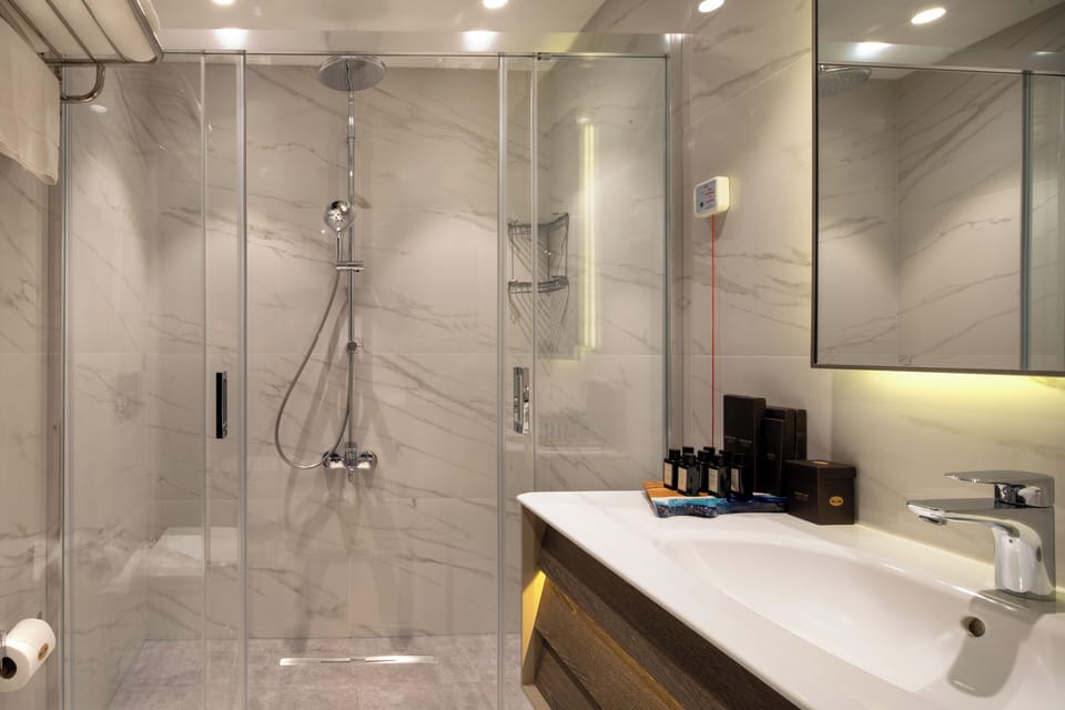 Shower, rainfall showerhead, free toiletries, hair dryer