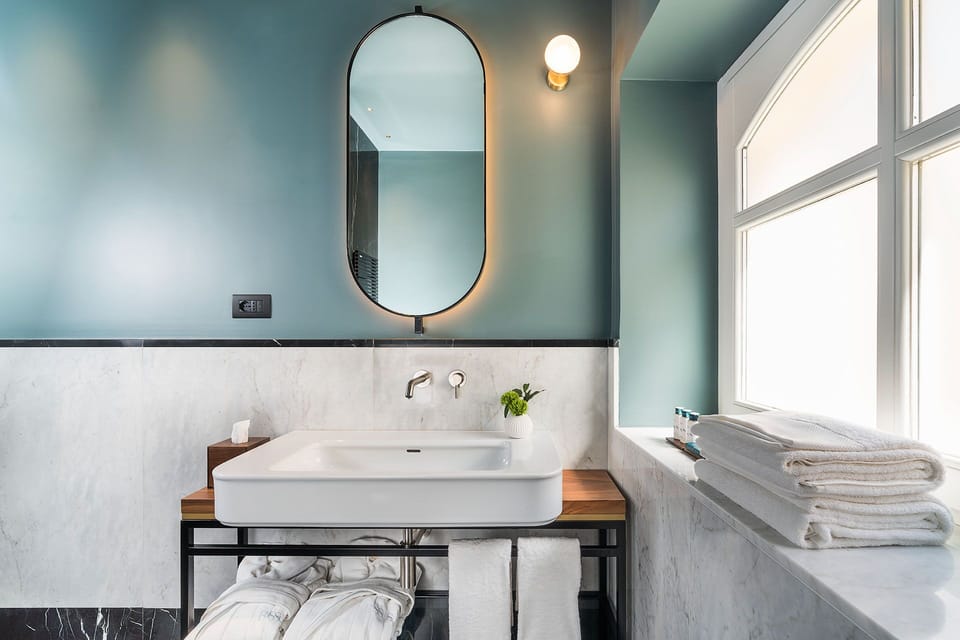 Family Suite | Bathroom | Shower, rainfall showerhead, free toiletries, hair dryer