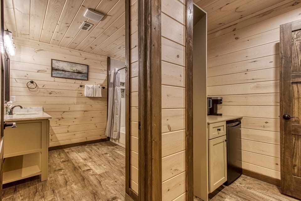 SOAKY MOUNTAIN LODGE! 6 Bedrooms, Middle of Pigeon Forge! Cabin in Pigeon Forge