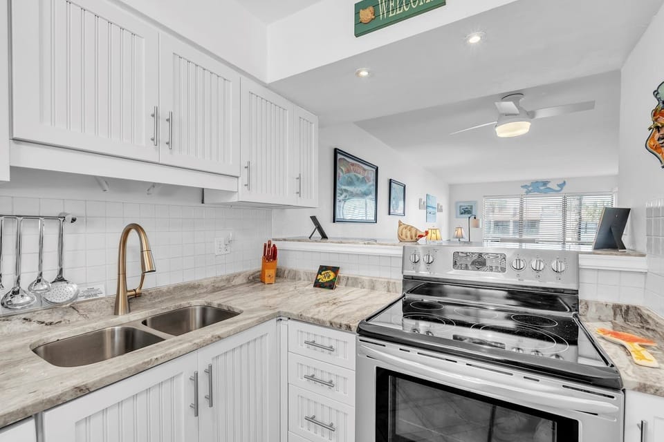 Condo, 1 Bedroom | Private kitchen | Fridge, microwave, stovetop, dishwasher