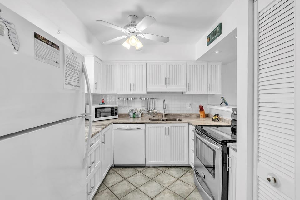 Condo, 1 Bedroom | Private kitchen | Fridge, microwave, stovetop, dishwasher