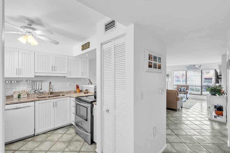 Condo, 1 Bedroom | Private kitchen | Fridge, microwave, stovetop, dishwasher
