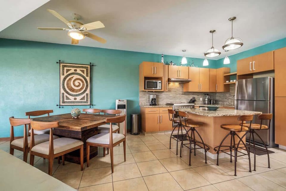 Spacious dining room for 6 people