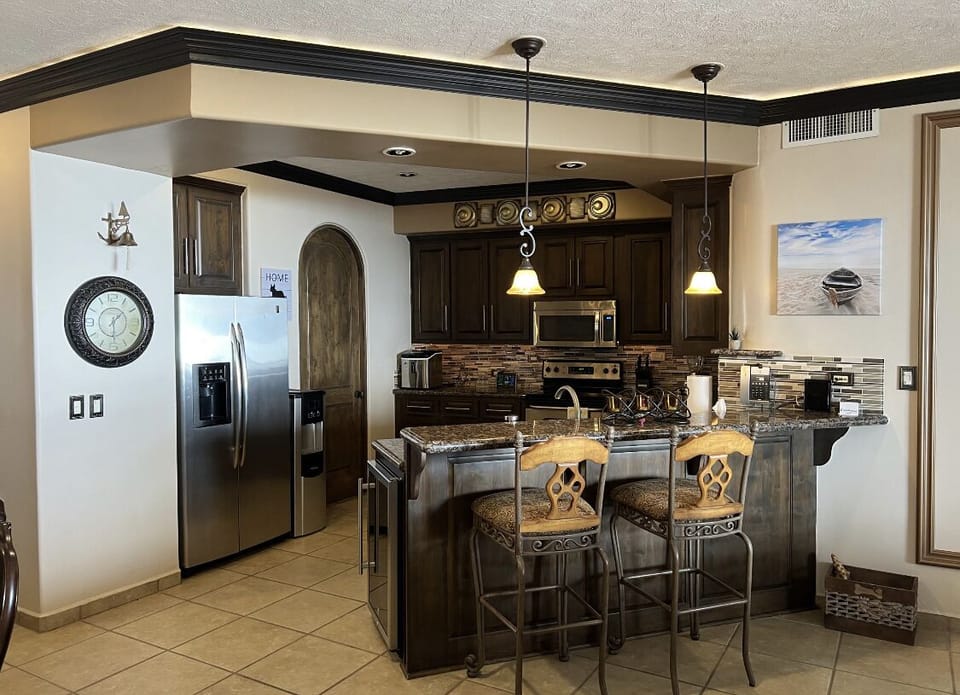 Kitchen / Bar 