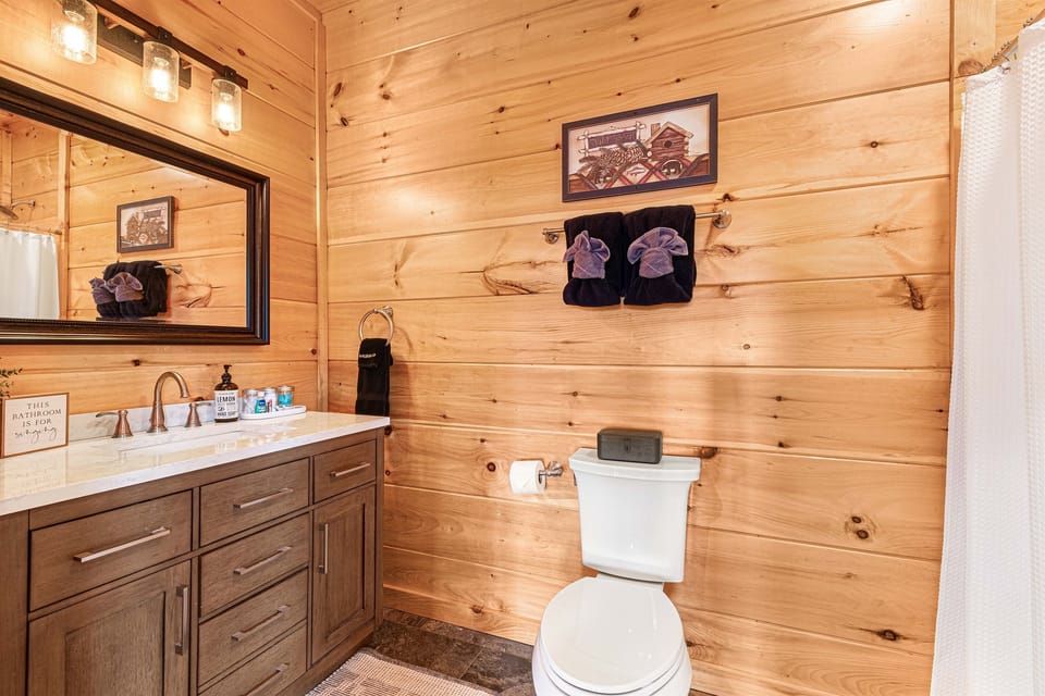 Ensuite bathroom #2