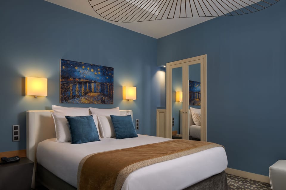 Superior Double Room, Bathtub | Bathroom | Rainfall showerhead, free toiletries, hair dryer, towels