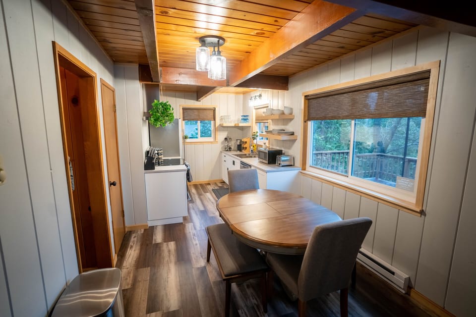 Fully Equipped Kitchen & Dining Area. New Appliances & Kitchenware.