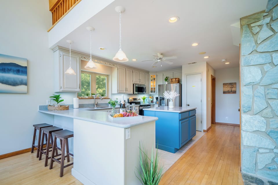 Fully stocked Kitchen! Everything you need for everyday or a Holiday meal.