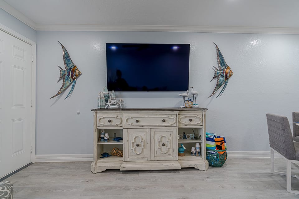 65" Smart TV. YouTube TV, Netflix, HULU, & Apple TV. Board games in the console.