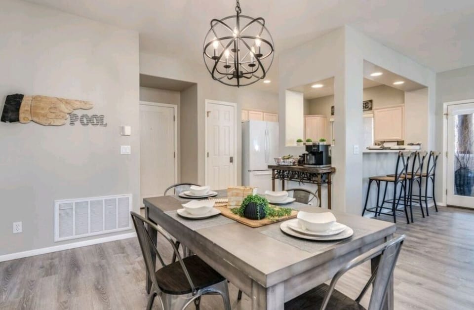Dining area and breakfast bar