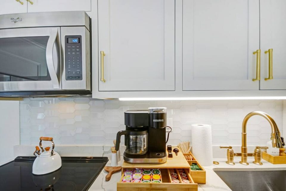Grab your hot beverage from the Keurig coffeemaker/espresso machine, French press, or electric kettle with Keurig pods and creamer provided