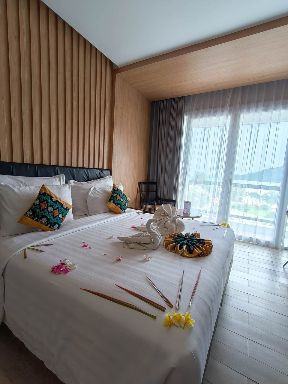 Premium bedding, minibar, desk, iron/ironing board