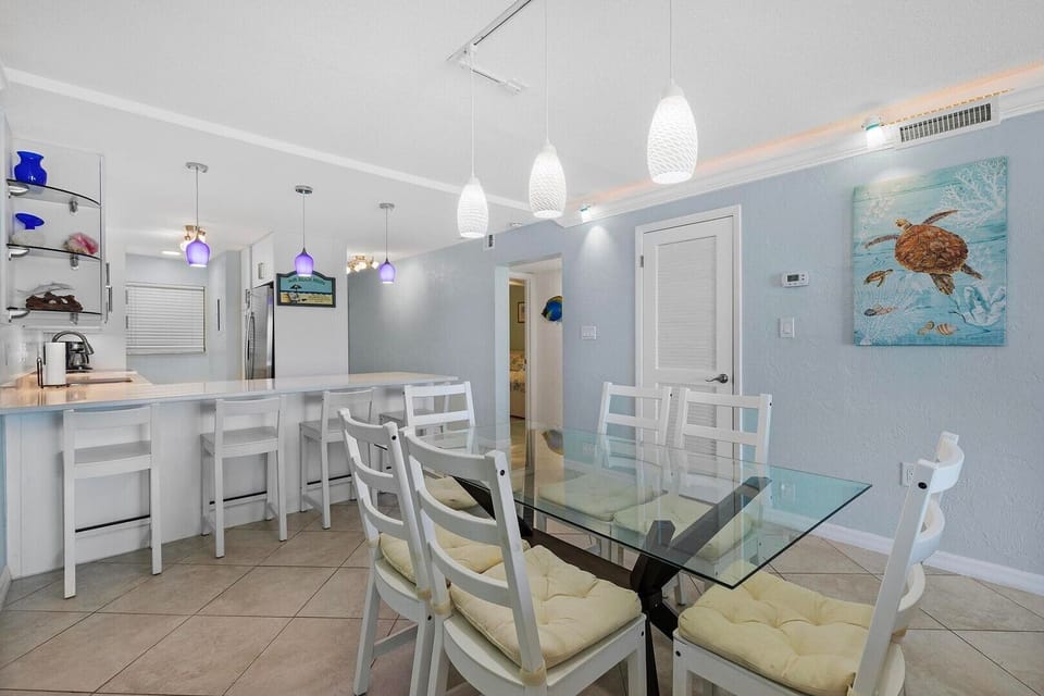 Kitchen & Dining Area