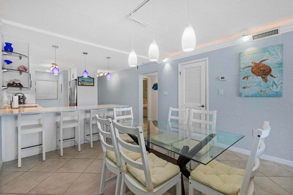 Kitchen & Dining Area