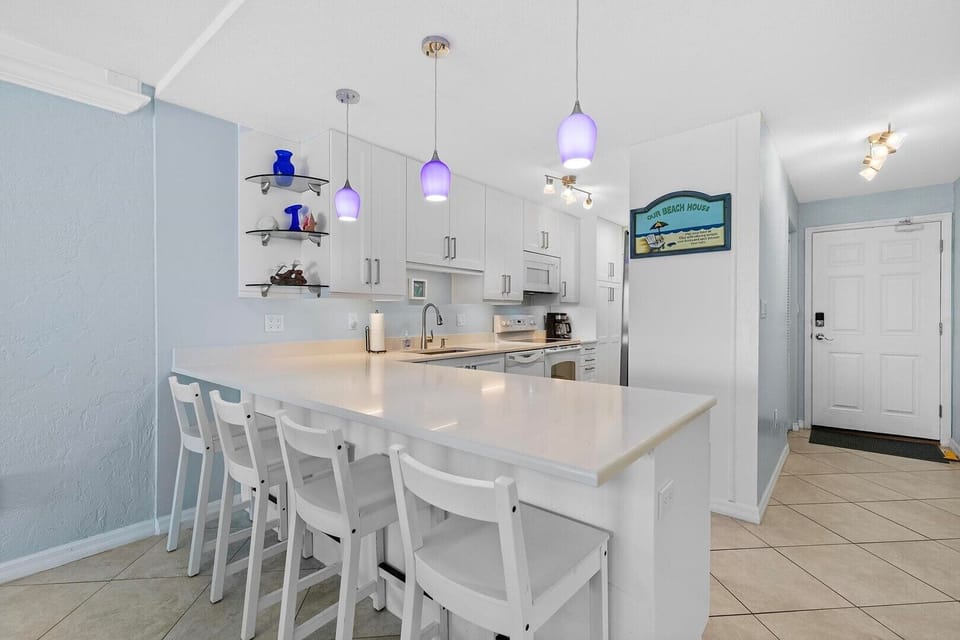 Kitchen Counter w Barstools