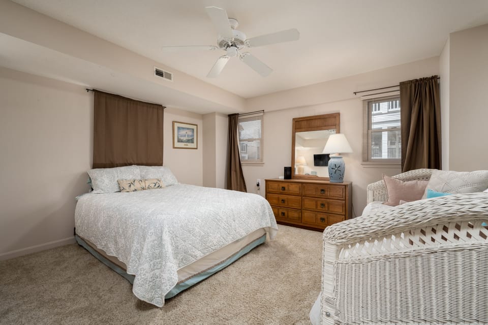 1st Floor Queen w/ Twin Trundle Bed