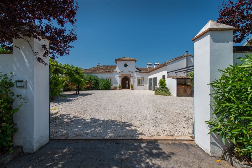 The Andalusian entrance of Cortijo Las Amapolas getes you into a vacation mode.