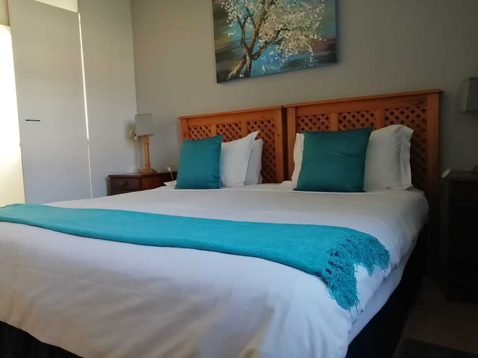 Basic Double Room | In-room safe, iron/ironing board, free WiFi, bed sheets