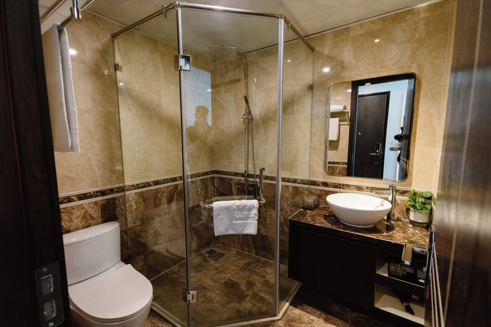 Executive Room | Bathroom | Separate tub and shower, rainfall showerhead, free toiletries