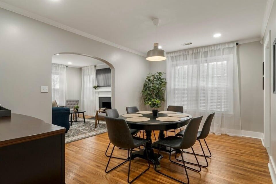 Dining Room seats 6
