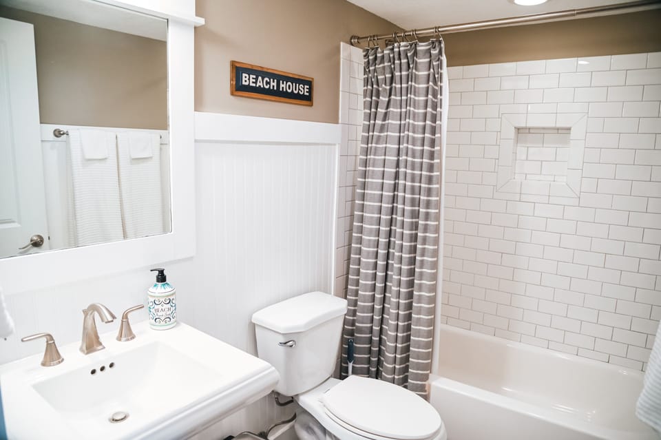 DOWNSTAIRS: Bathroom with Tub