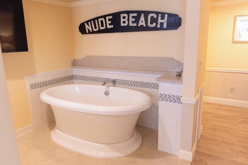 King Bed Gardenview/Jetted Tub | Jetted tub