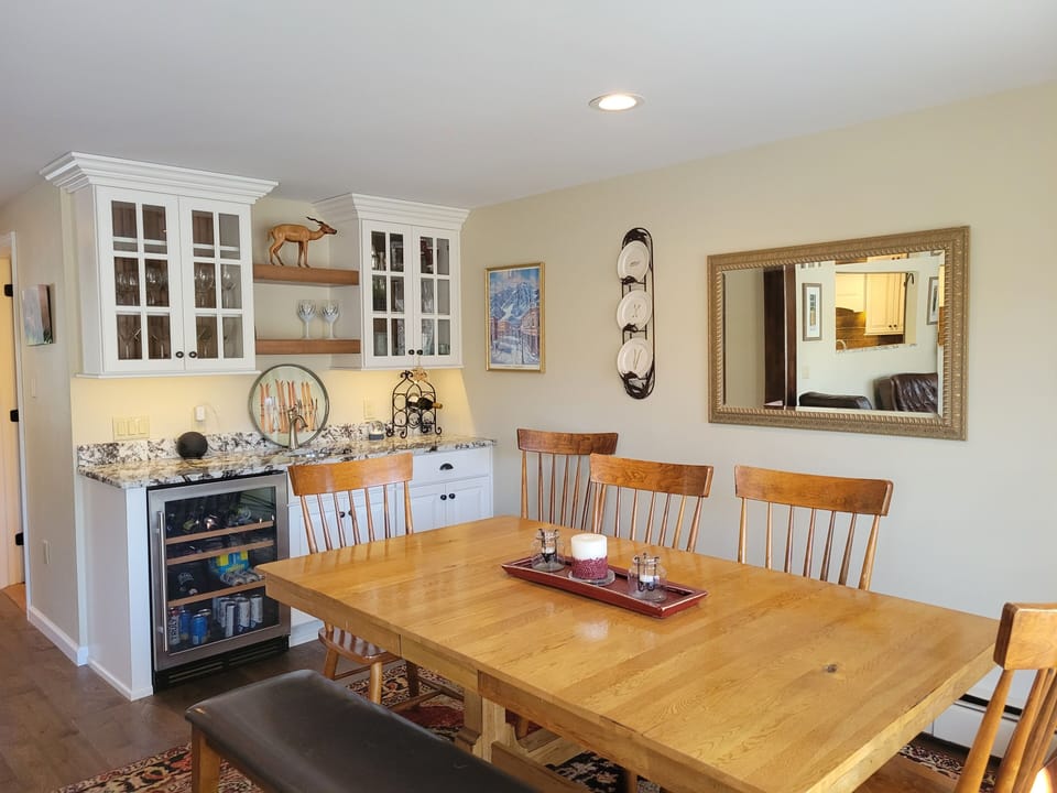 dining room/Seats 8