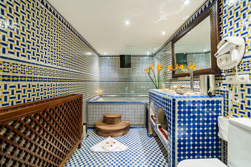 Deluxe Double Room | Bathroom | Free toiletries, hair dryer, bathrobes, towels